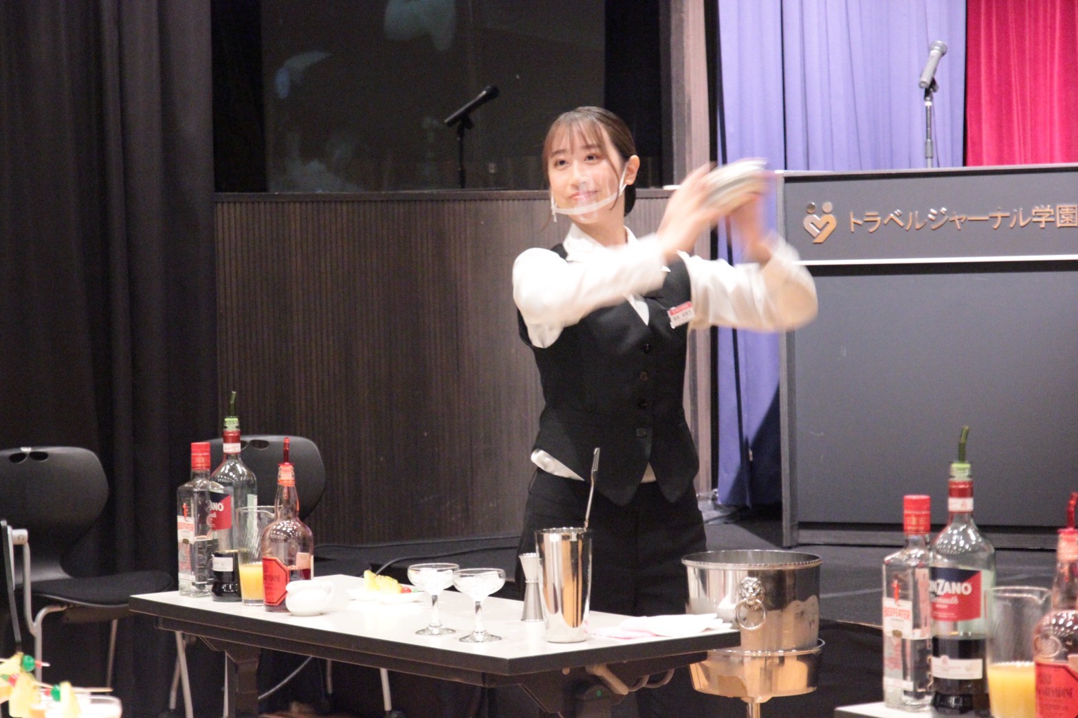 カクテル制作をする学生